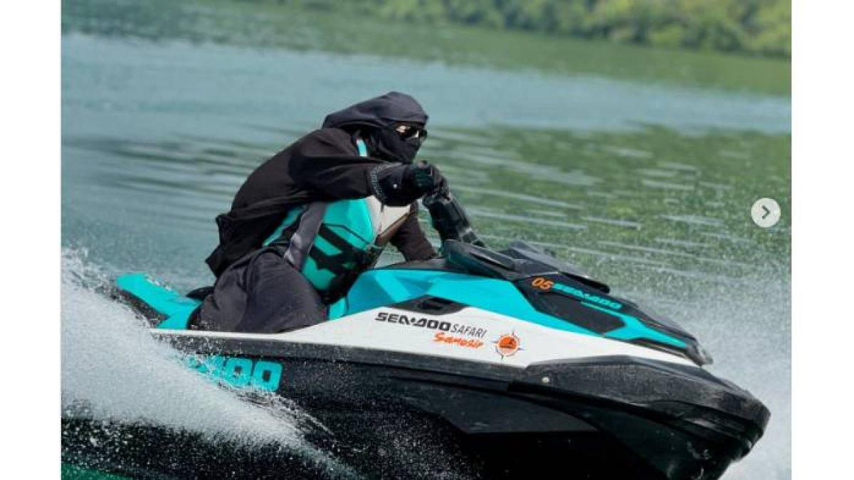 Umi Pipik naik jetski
