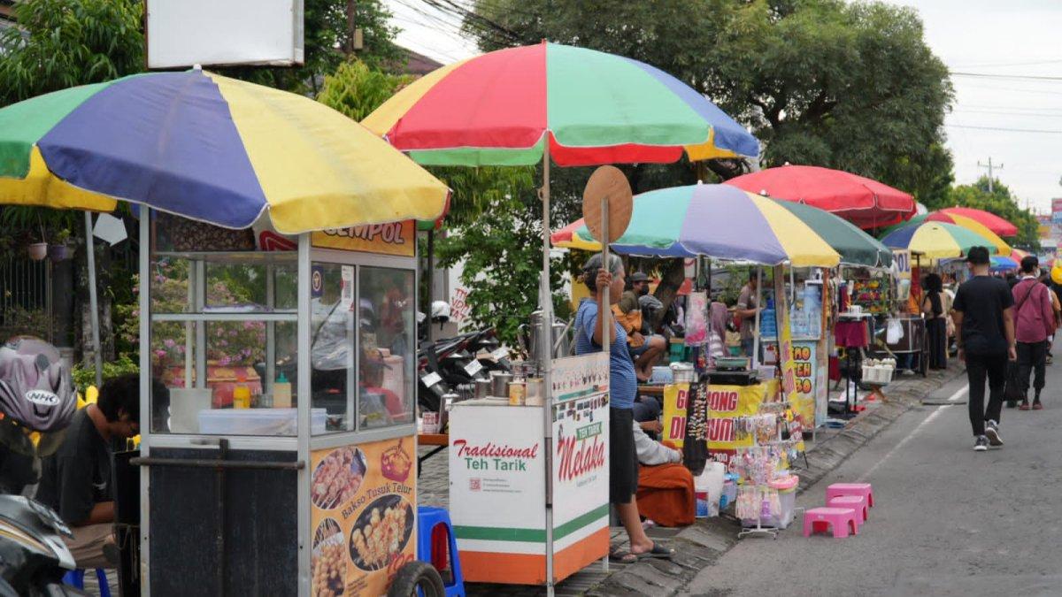 CFD DI KLATEN - Pelaku UMKM yang berjualan saat pelaksanaan kebijakan hari bebas kendaraan bermotor atau car free day (CFD) di Jalan Mayor Kusmanto, Minggu (13/4/2025). 
