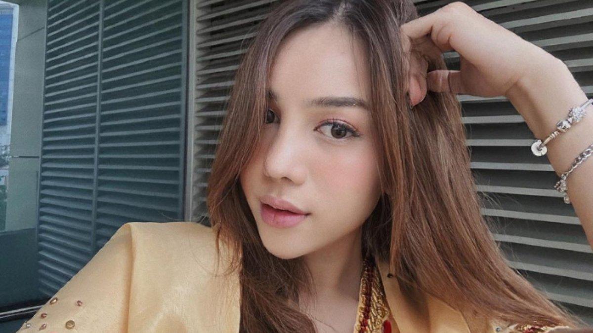 Una Dembler selebgram yang bikin malu Indonesia karena serobot antrean dan meludahi orang lain di Singapura.