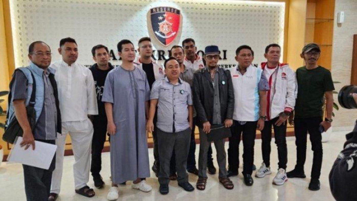 Unsur-unsur pemuda dan relawan melaporkan Anies ke Bareskrim Polri terkait dugaan berita bohong.
