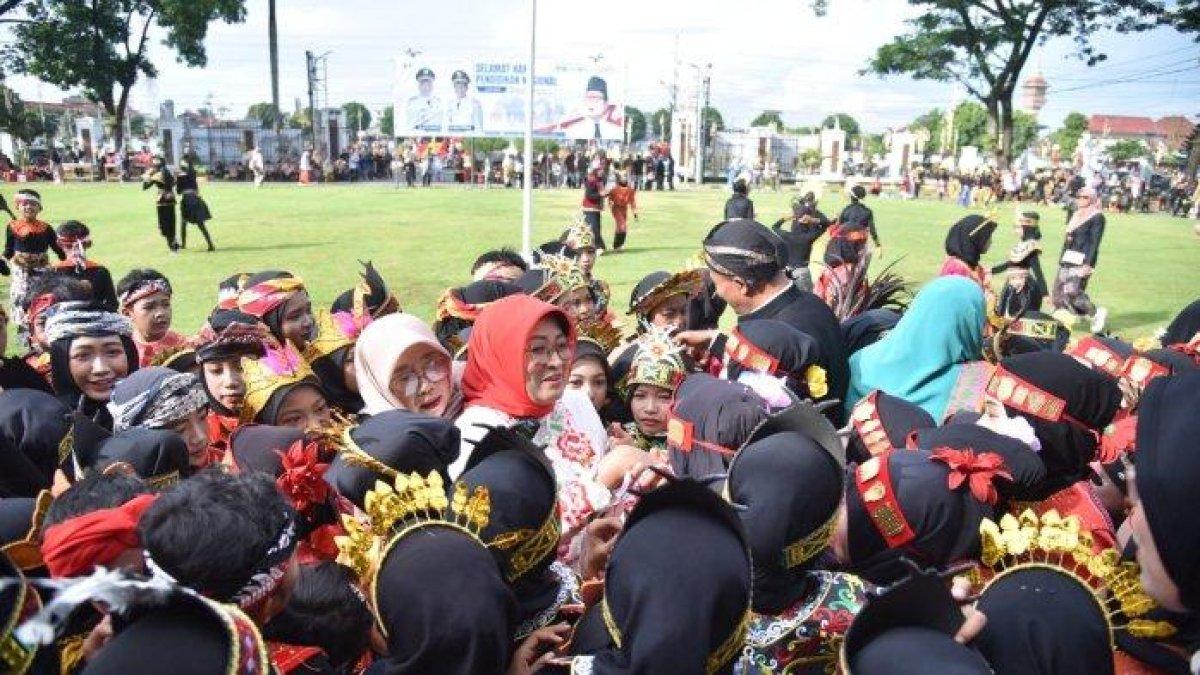PROGRAM BUPATI KEBUMEN - Dalam rangka memperingati Hari Pendidikan Nasional (Hardiknas) Pemerintah Kabuaten Kebumen menggelar Upacara Hardiknas pada Jumat (02/05/2025) di halaman Pendopo Kabumian.
