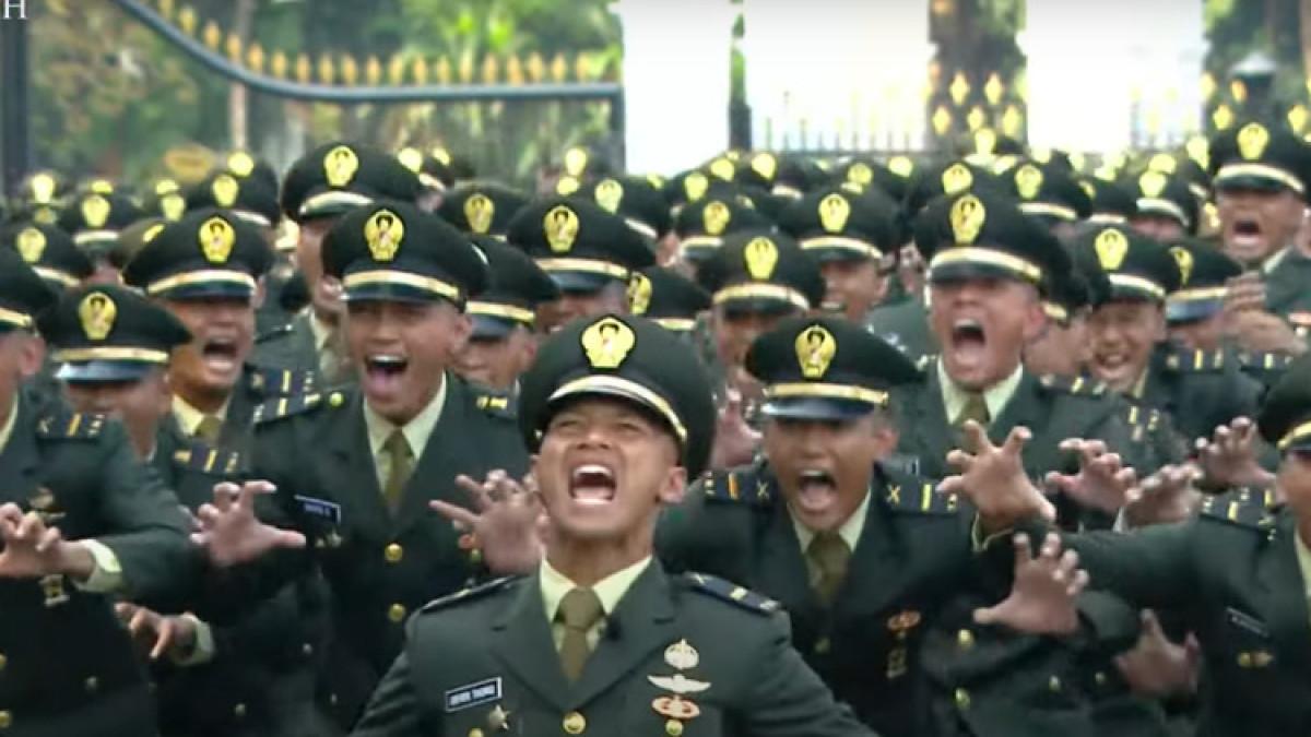 CALON PERWIRA - Upacara Prasetya Perwira TNI dan Polri 2025 di Istana Kepresidenan, dihadiri Prabowo Subianto dan Gibran.