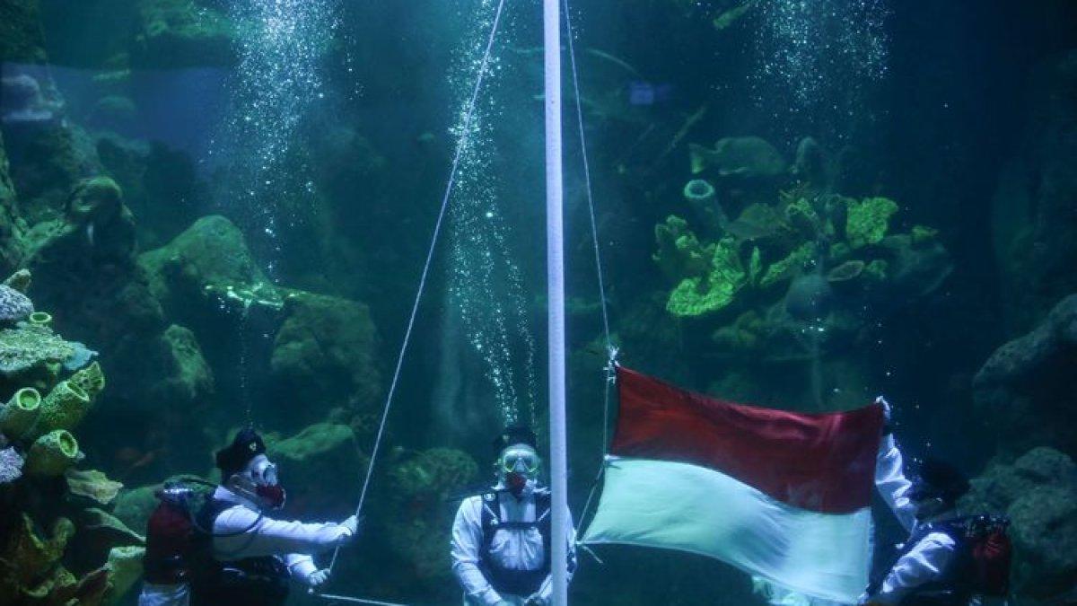 Upacara pengibaran bendera merah putih di aquarium utama Sea World Ancol, Jakarta, Senin (17/8/2020)