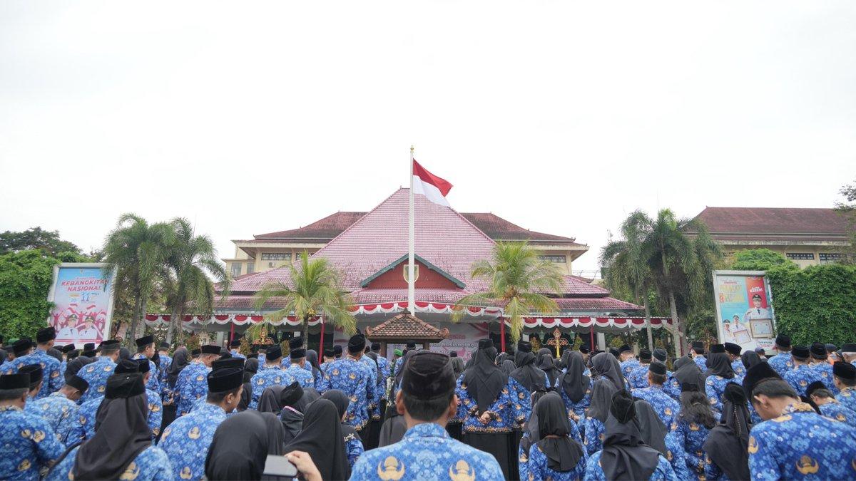 HARKITNAS DI KLATEN - Upacara peringatan Hari Kebangkitan Nasional (Harkitnas) ke-117 digelar Pemerintah Kabupaten (Pemkab) Klaten di halaman Pendopo Pemkab, Selasa (20/5/2025).