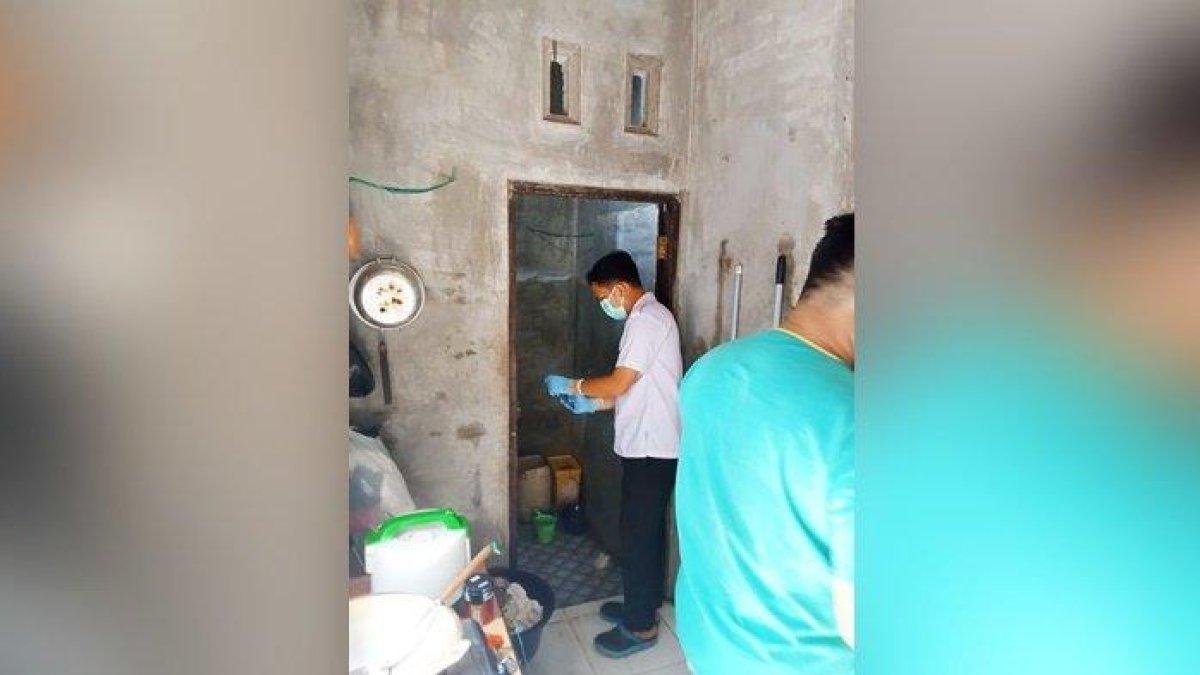 Upaya evakuasi jenazah lelaki dari dalam WC pada sebuah bedakan di kawasan Tanggul, Desa Ujung, Kecamatan Bati-Bati, Kabupaten Tanah Laut, Provinsi Kalimantan Selatan, Rabu (1/11/2023) sore.