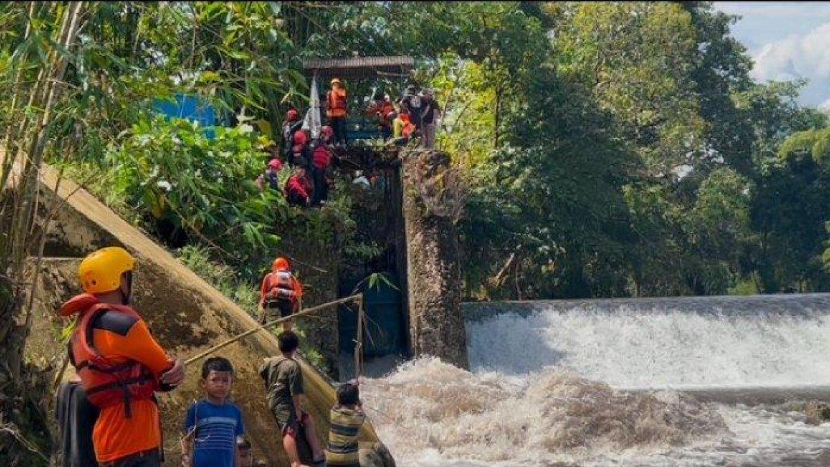 MARSANDA TENGGELAM - Upaya pencarian Marsanda, mahasiswi Fakultas Pertanian Universitas Hasanuddin yang terseret arus Sungai Sapanna, Desa Bonto Matinggi, Kecamatan Tompobulu, Kabupaten Maros, masih berlangsung hingga Selasa