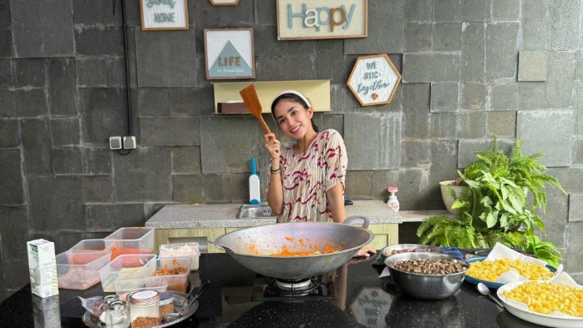 Ussy Sulistiawaty masak rendang