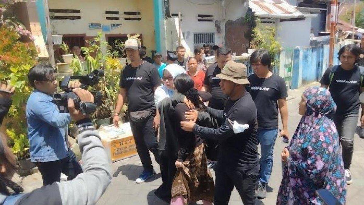 V (17) yang gunakan daster cokelat histeris saat berada di lokasi i rumahnya di Jl Kandea 2