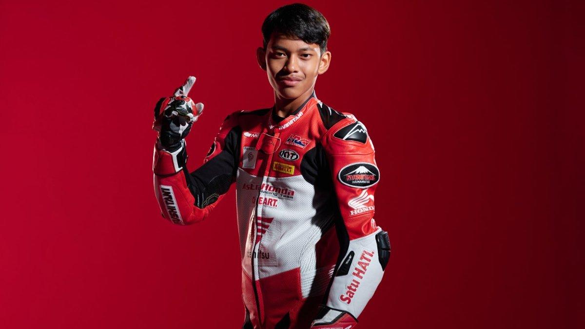 SOSOK PEMBALAP VEDA - Veda Ega Pratama adalah pebalap muda berbakat asal Indonesia. Ia baru saja menjuarai Red Bull Rookies Cup di Mugello, Italia.