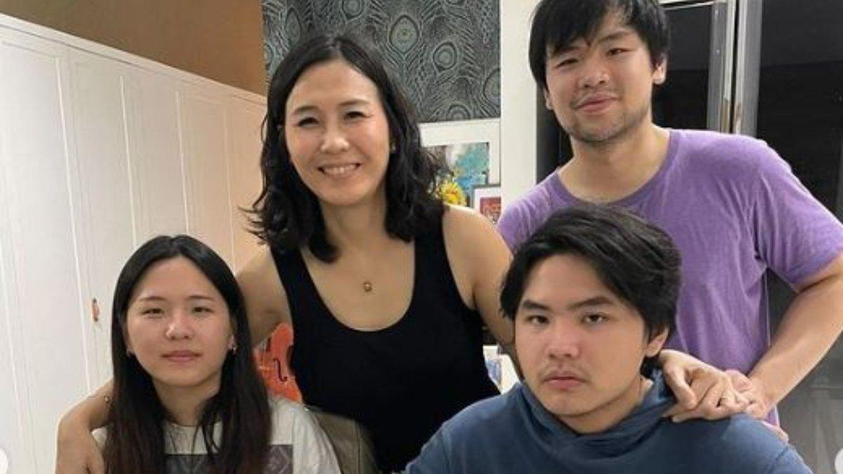 Veronica Tan bersama tiga anaknya