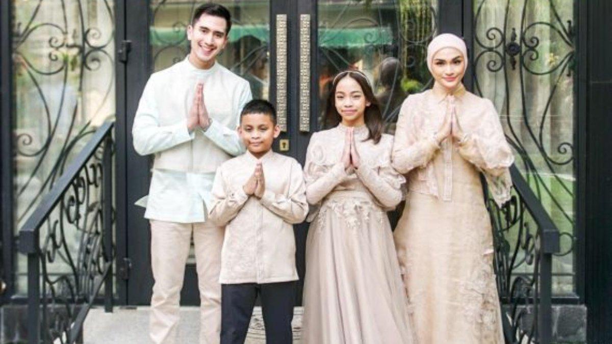 Verrell Bramasta saat berfoto bersama dengan keluarga kecil Futri Zulya.