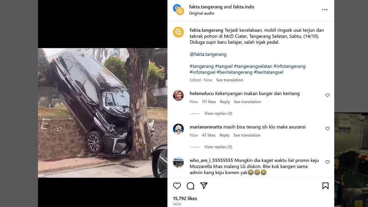 Video viral di media sosial memperlihatkan Toyota Avanza yang menabrak pohon di Ciater,
