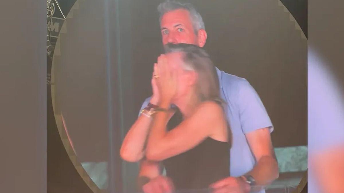 KISS CAM - Video viral pasangan selingkuh yang tertangkap kamera jumbotron di konser Coldplay.