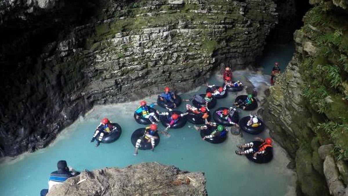WISATA TUBING JOGJA - View goa pertama di Kalisuci, Gunung Kidul, Yogayakarta nampak sangat indah, dan menantang adrenalin peserta cave tubing.