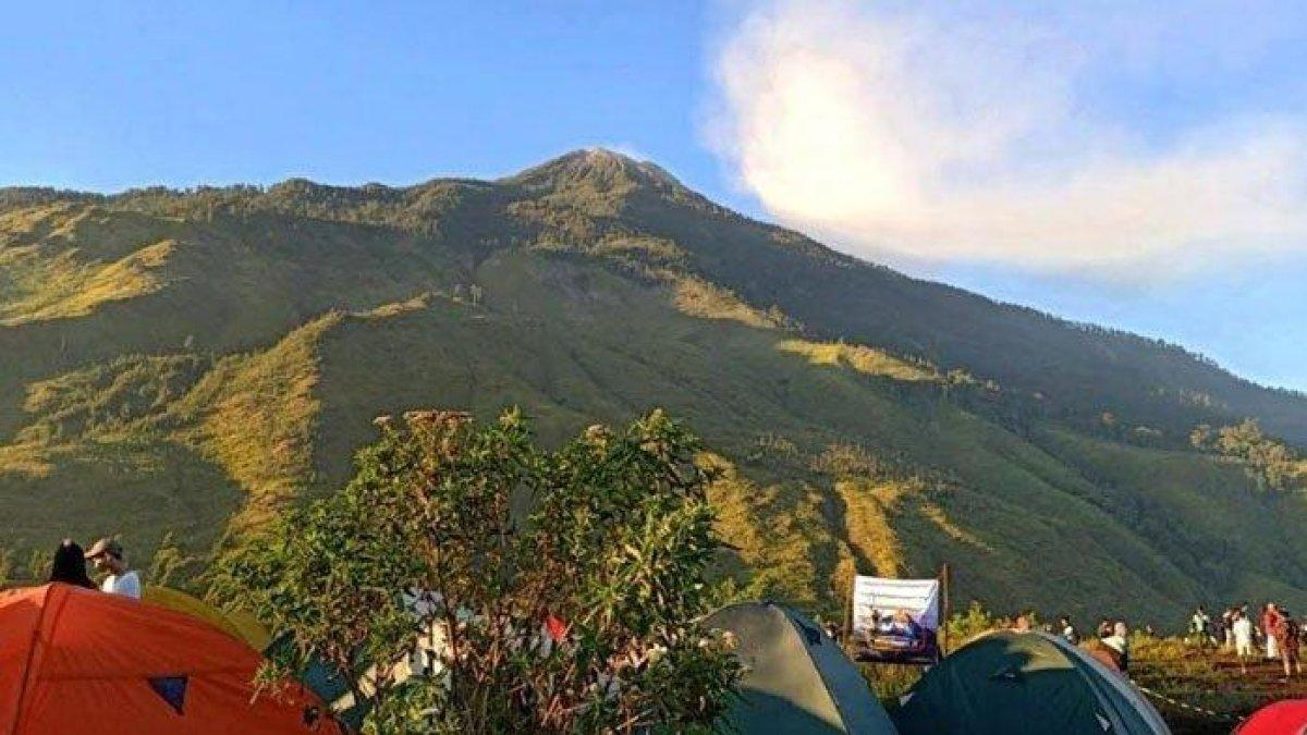 WISATA BUKIT SEMAR - View puncak pendakian Gunung Pundak dan Bukit Semar di kawasan Tahura R.Soerjo, Kabupaten Mojokerto, Jawa Timur.