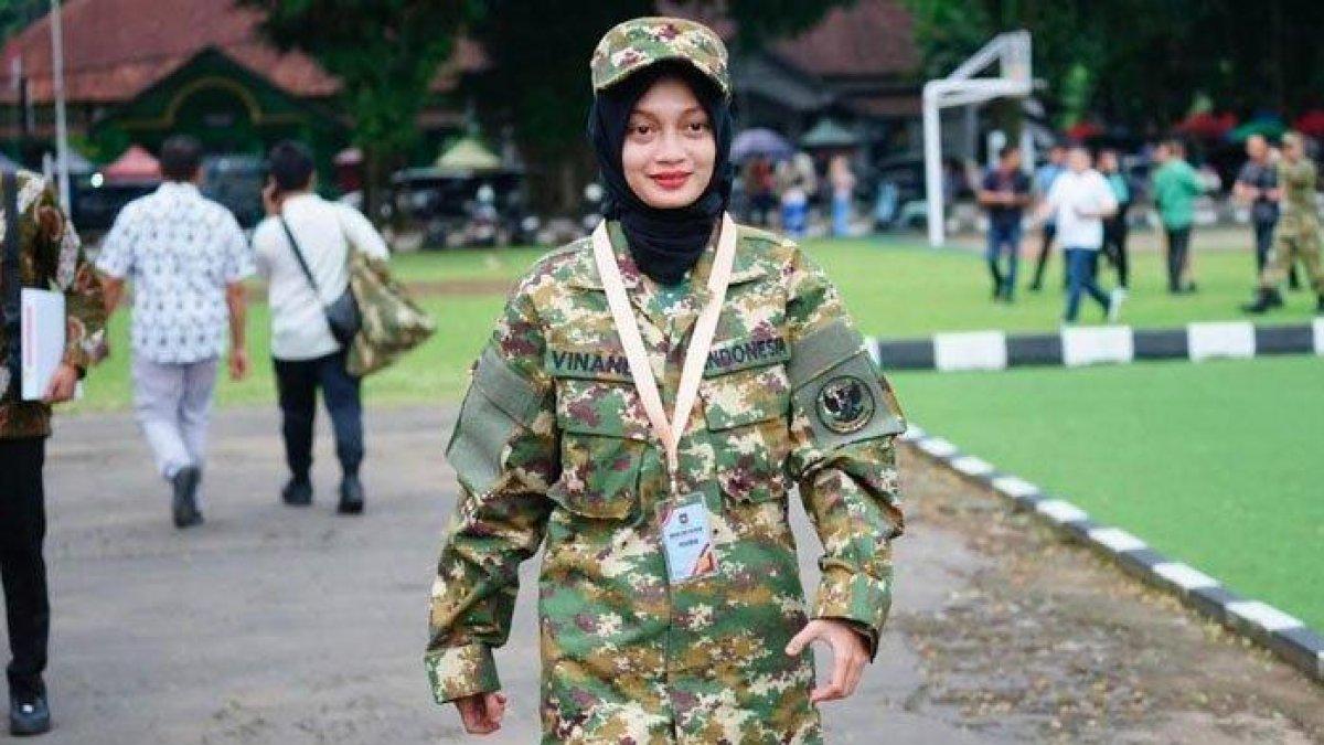 WALI KOTA TERMUDA - Vinanda Prameswati mencuri perhatian saat tiba di lokasi pemberangkatan retret di Rindam IV/Diponegoro, Magelang, Jawa Tengah, pada Jumat (21/2/2025) kemarin. Vinanda Prameswati menyandang status sebagai Wali Kota Termuda untuk periode masa jabatan 2025-2030.
