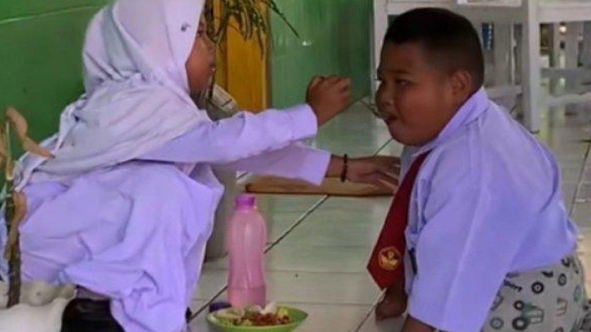 Viral Bocah SD disuapi teman sekelasnya, pilu tak punya kaki dan tangan.