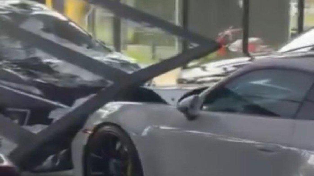 Viral Xpander Tabrak Porsche911 GT3 Seharga Rp 8,9 Miliar yang Dipajang dalam Showroom