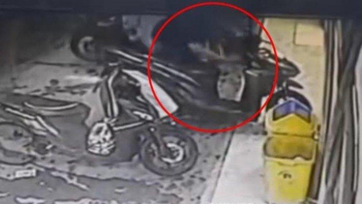Viral maling gasak satu unit motor milik karyawan