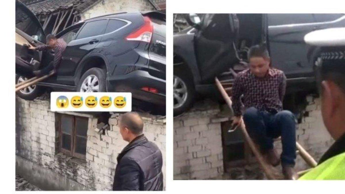 Viral mobil CR-V nyangkut di atap warga, pengemudi dievakuasi pakai tangga.