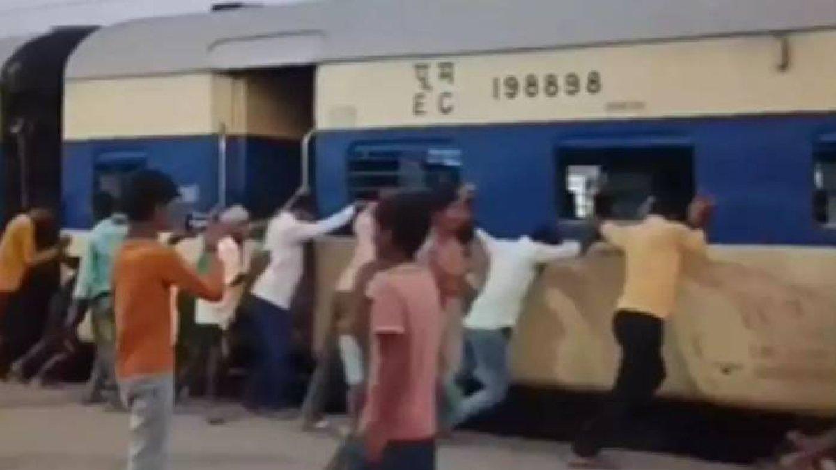 Viral penumpang kereta api mendorong gerbong ramai-ramai (1)