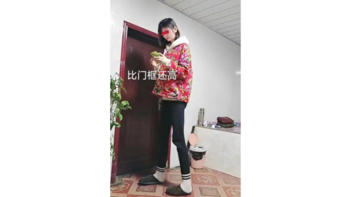 Viral seorang gadis 25 tahun yang tingginya 2,2 meter (1)