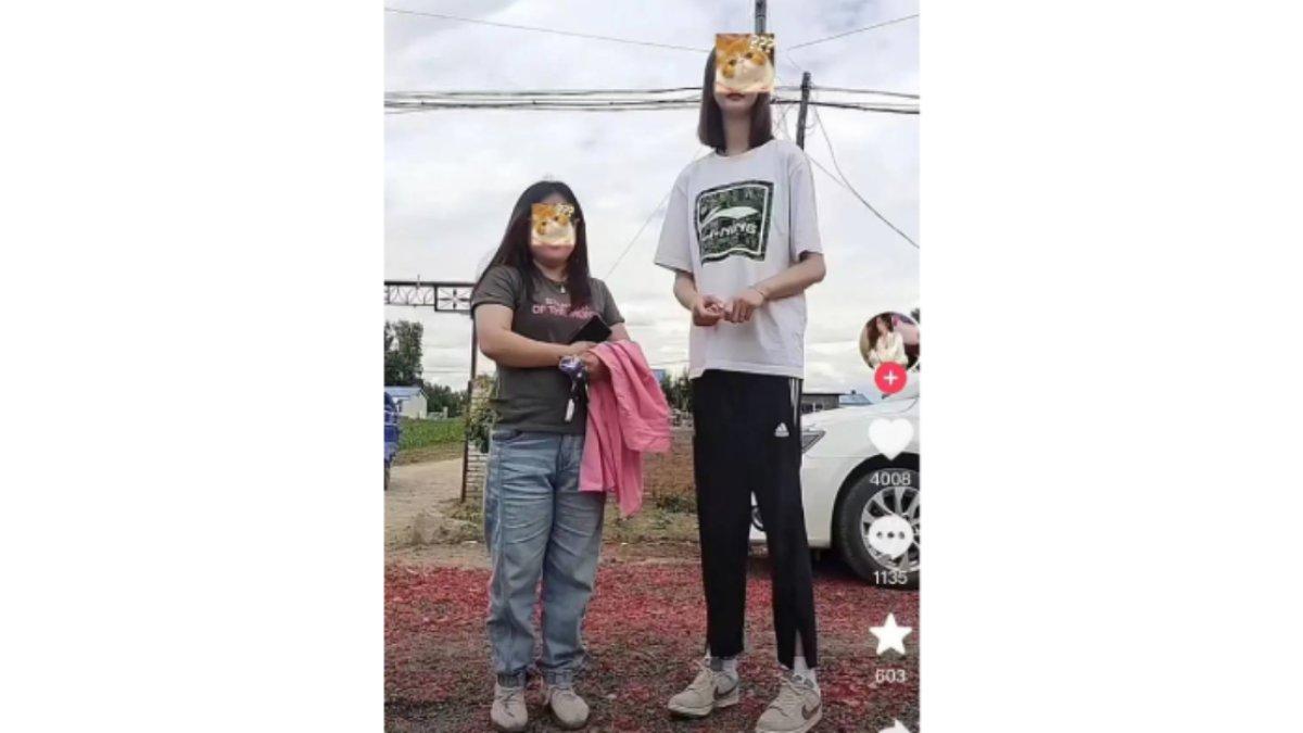 Viral seorang gadis 25 tahun yang tingginya 2,2 meter (2)