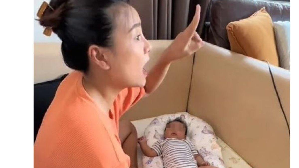 Viral seorang wanita menenangkan bayinya dengan cara unik.