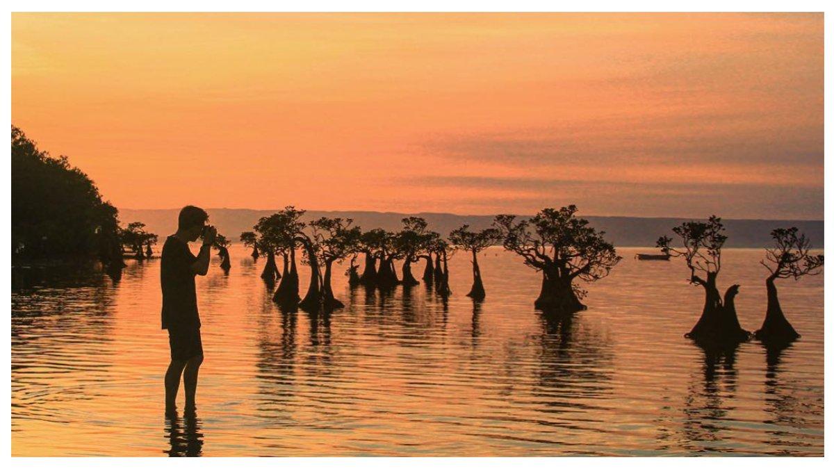 Pemandangan sunset di pantai walakiri