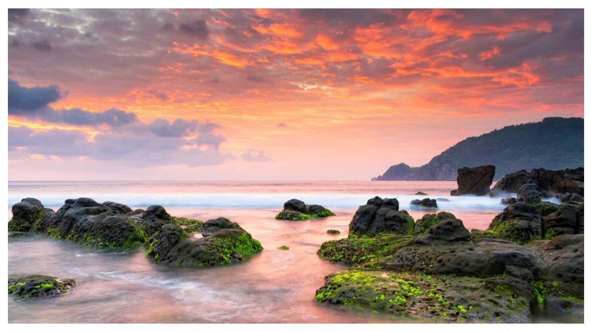 Pemandangan Pantai Wediombo