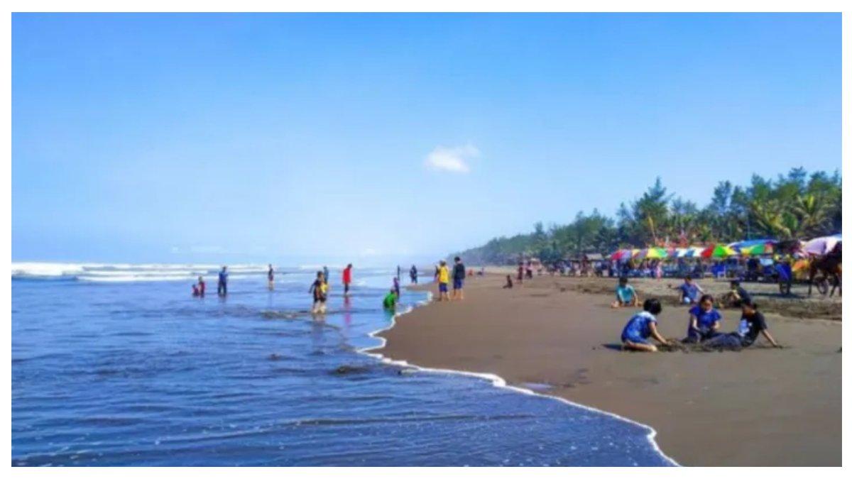 Suasana di Pantai Widarapayung