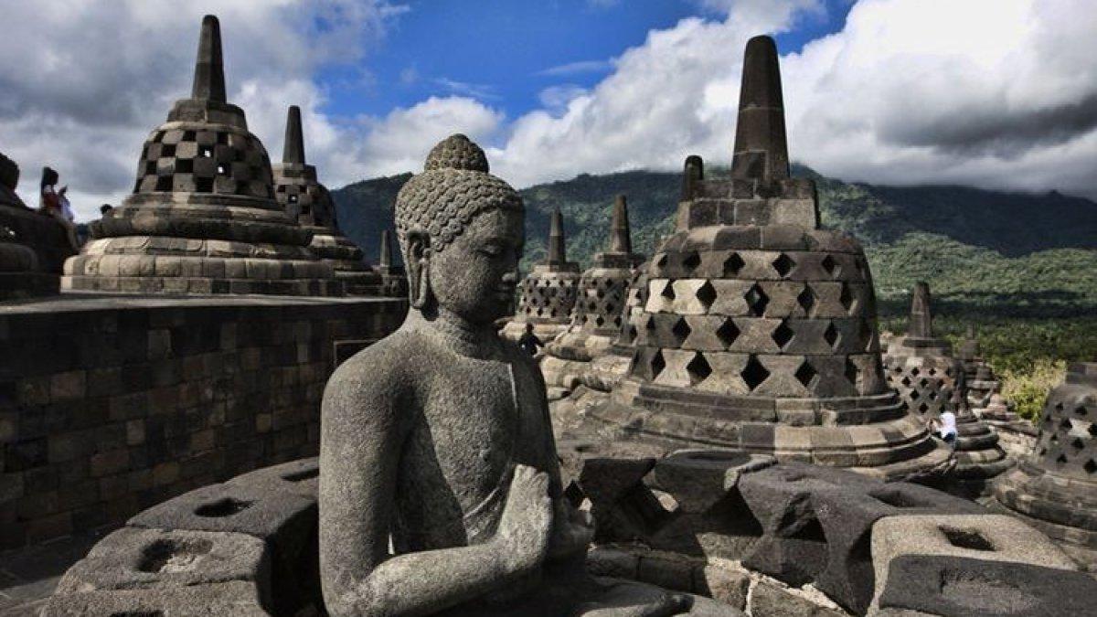 WISATA CANDI BOROBUDUR - Arca di Candi Borobudur. Cantik dan megahnya Candi Borobudur dinikmati saat libur lebaran 2025, ada pertunjukan spesial, ini HTM-nya.