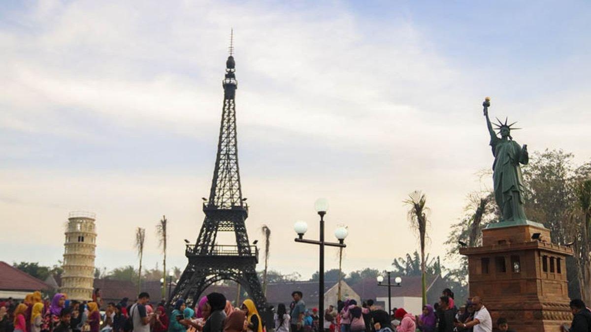 WISATA DI BOYOLALI - Patung Liberty, Menara Eiffel, dan Menara Pisa kini hadir di Boyolali.