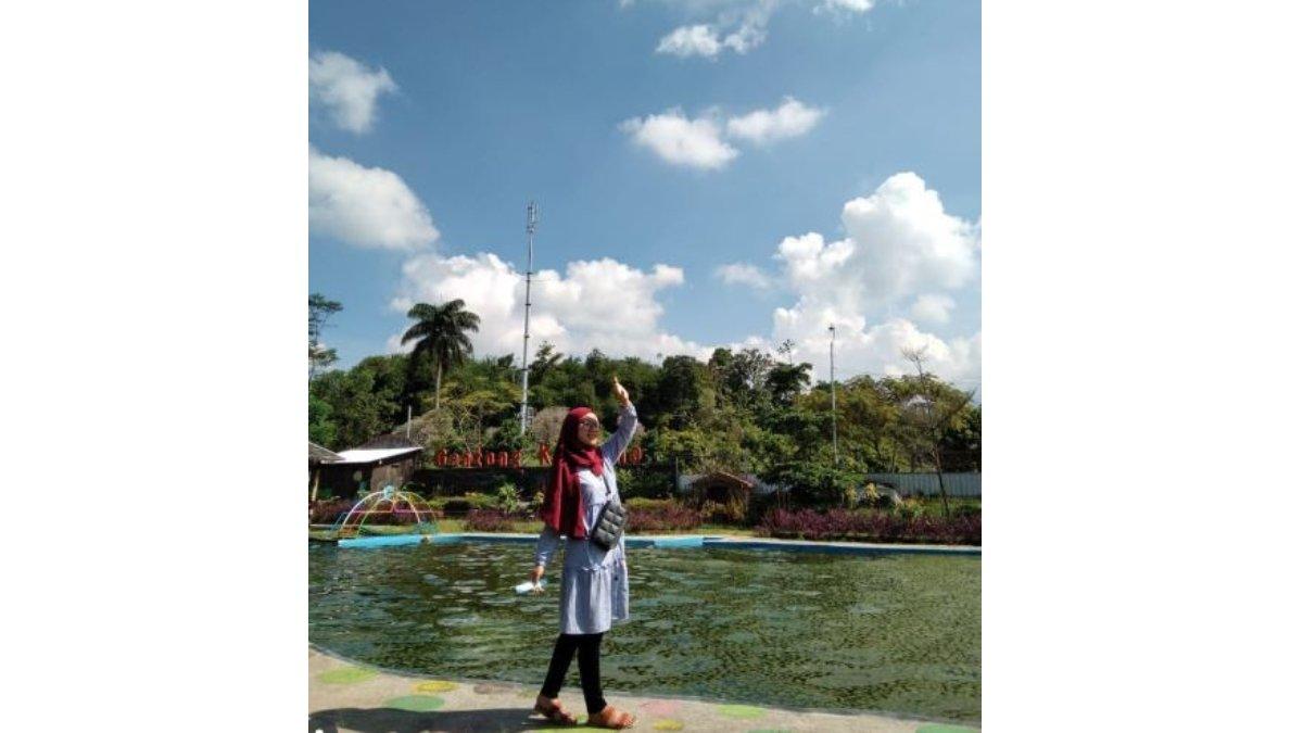 WISATA DI BOYOLALI - Seorang wisatawan berpose di Gentong Kencono Boyolali.