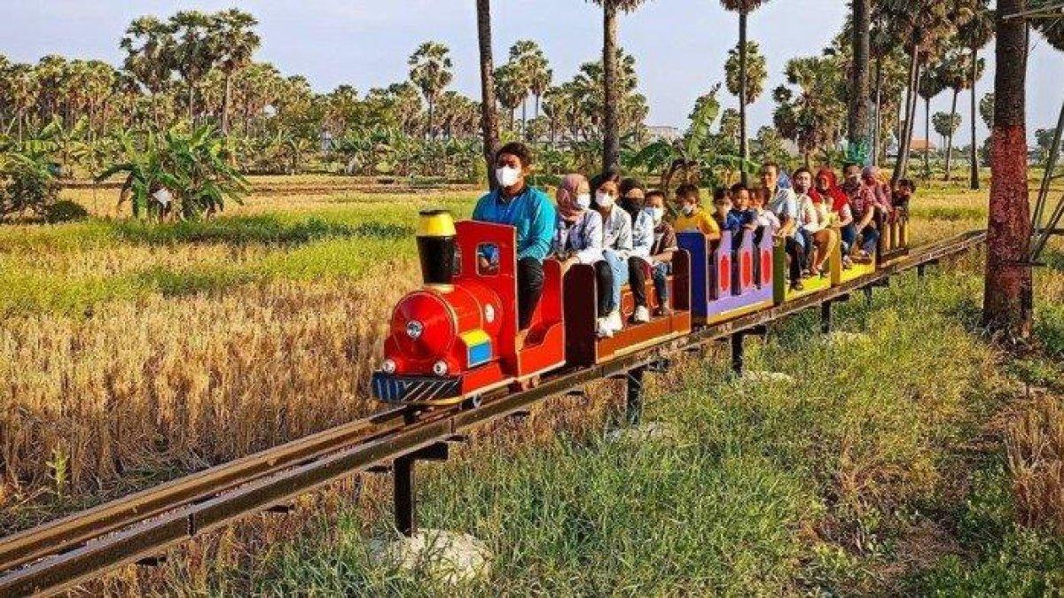 WISATA DI GRESIK - Pengunjung saat naik kereta sawah sambil mengelilingi area persawahan di Lontar Sewu Gresik.