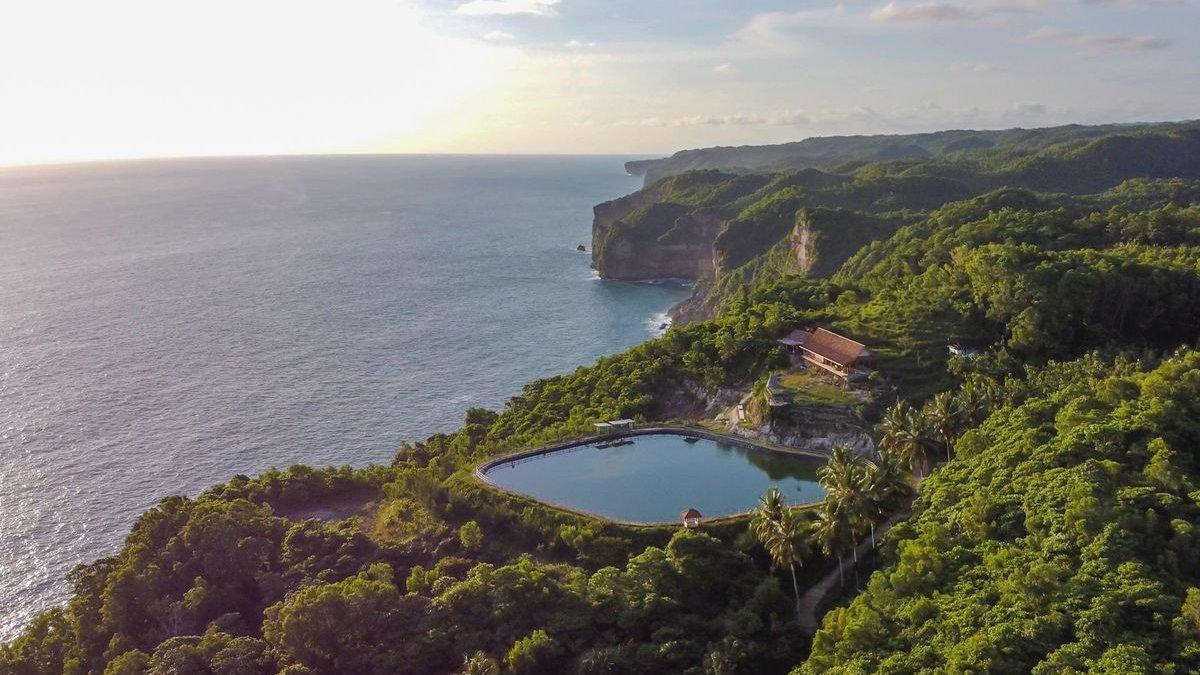 WISATA DI GUNUNGKIDUL - Embung Grigak Gunungkidul yang indah di tepi laut.