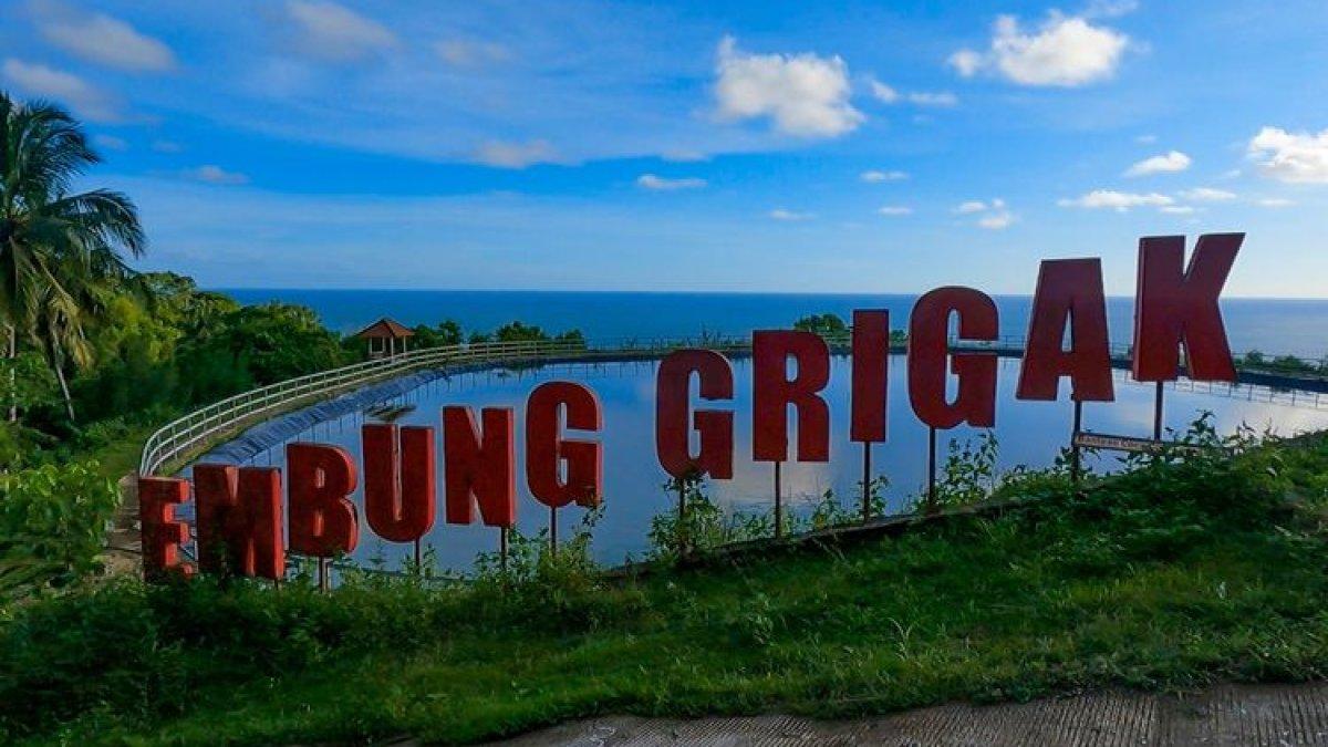 WISATA DI JOGJA - Embung Grigak Gunungkidul yang indah di tepi laut.