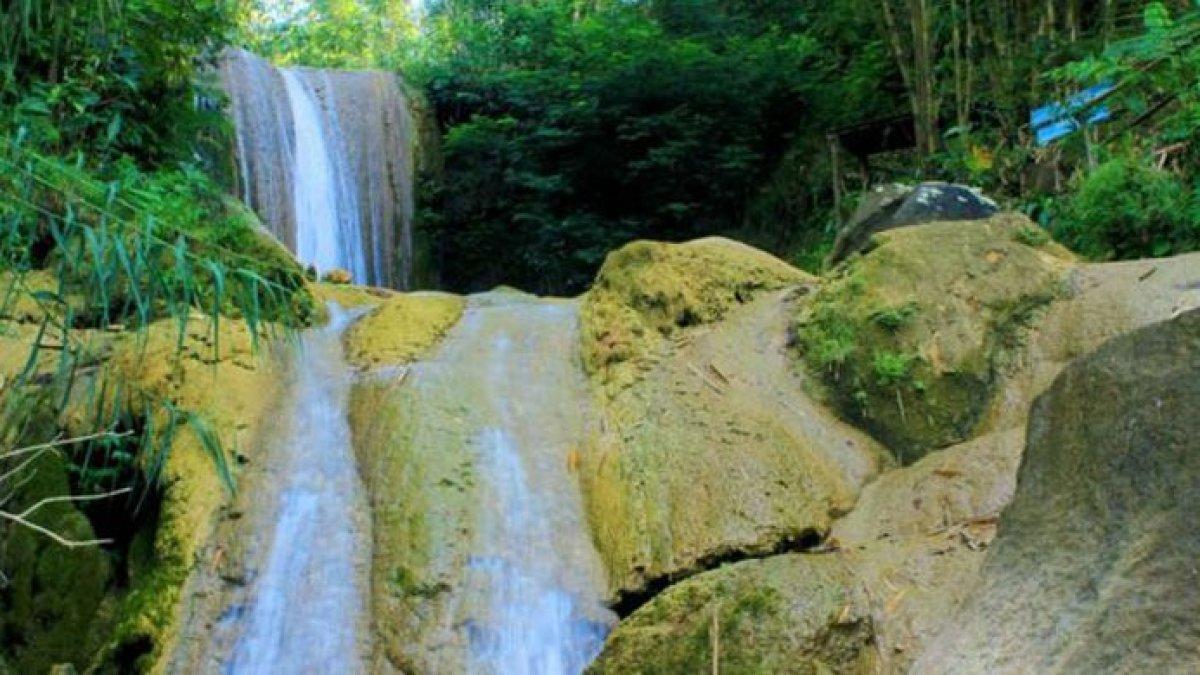 WISATA DI JOGJA - Grojogan Sewu di Kabupaten Kulon Progo, DI Yogyakarta.