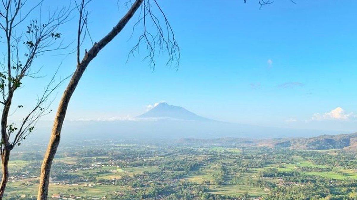WISATA DI JOGJA - Pemandangan Gunung Merapi yang dapat dilihat dari De Mangol, Yogyakarta.