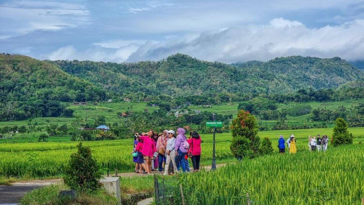 WISATA DI JOGJA - Wisatawan di Menoreh View, Kulon Progo.