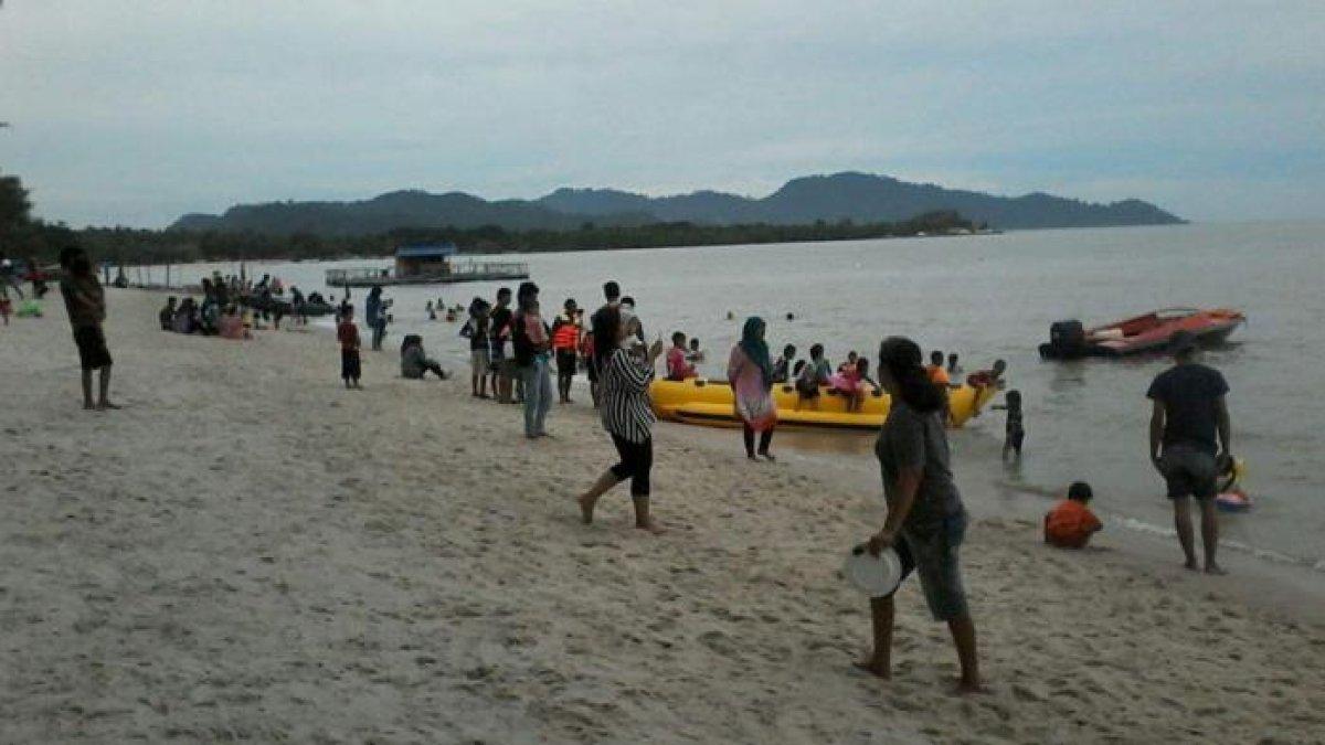 WISATA DI PANTAI- Suasana di Pantai Pongkar Karimun, yang ramai di hari libur.