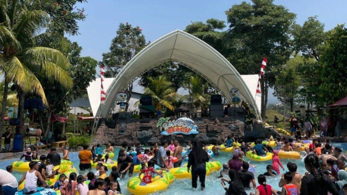 WISATA DI PASURUAN - Saygon Waterpark. Saygon Waterpark menawarkan tempat wisata dengan beragam wahana permainan air yang bersih dan terawat.