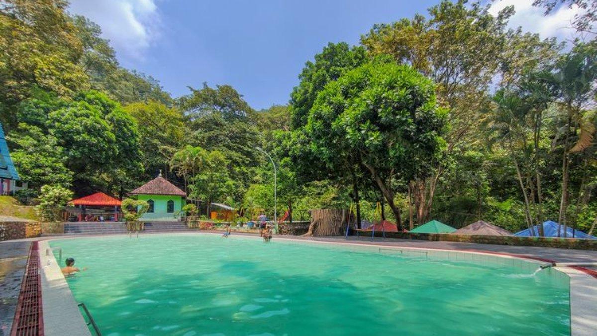 WISATA DI SUKOHARJO - Kolam Renang di Wisata Batu Seribu Sukoharjo.