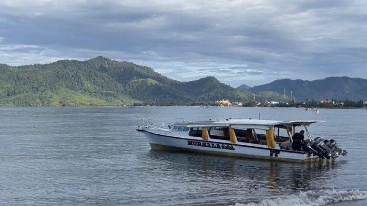WISATA DI TAPANULI - Perahu yang digunakan untuk wisatawan ke Pulau Kalimantung.