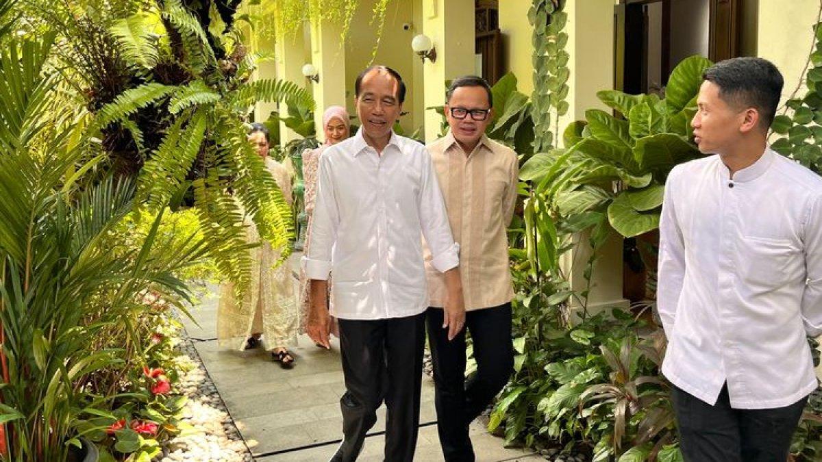 WISATA JOKOWI - Wamendagri Bima Arya berkunjung ke kediaman Presiden ke-7 Joko Widodo di Solo, Kamis (3/4/2025).