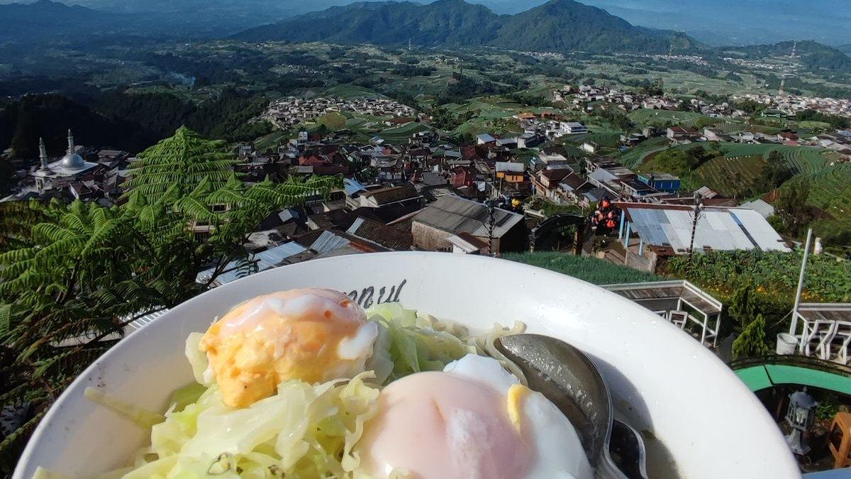 WISATA KULINER MAGELANG - Semangkuk Indomie di Warung Tongkrong Atas Awan