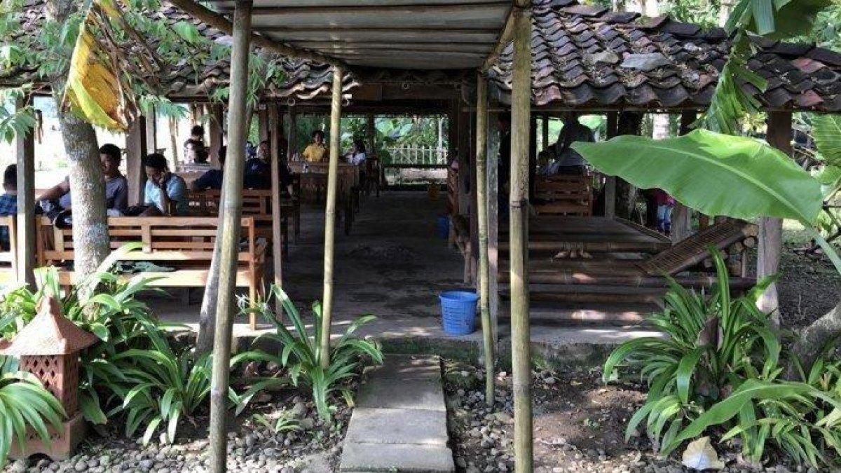 WISATA KULINER - Tempat makan di Geblek Pari dengan suasana khas pedesaan.