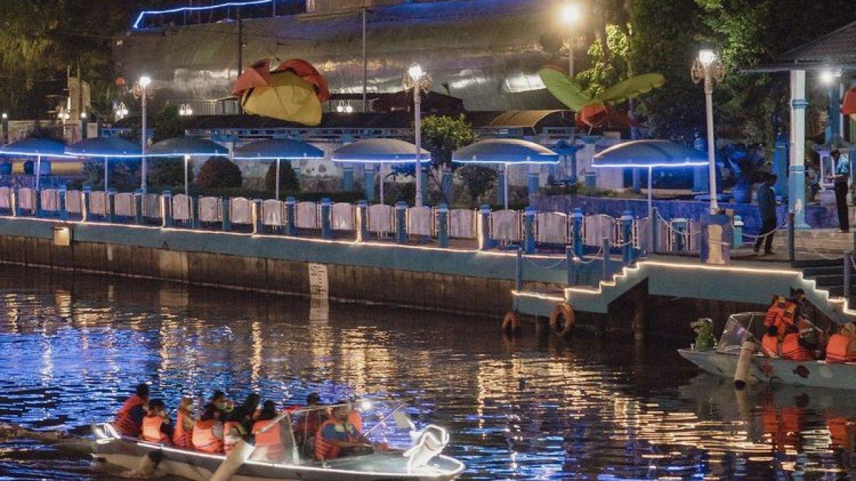 WISATA PERAHU KALIMAS - Wisata Perahu Kalimas Surabaya yang melewati rute Monumen Kapal Selam - Taman Prestasi