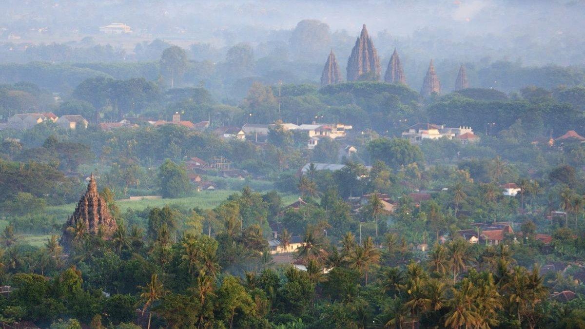 Pemandangan Candi Sojiwan yang berada tidak jauh dari Kompleks Candi Prambanan