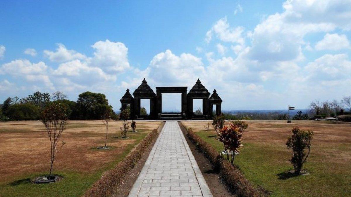 WISATA SEJARAH - Candi Ratu Boko di Yogyakarta.